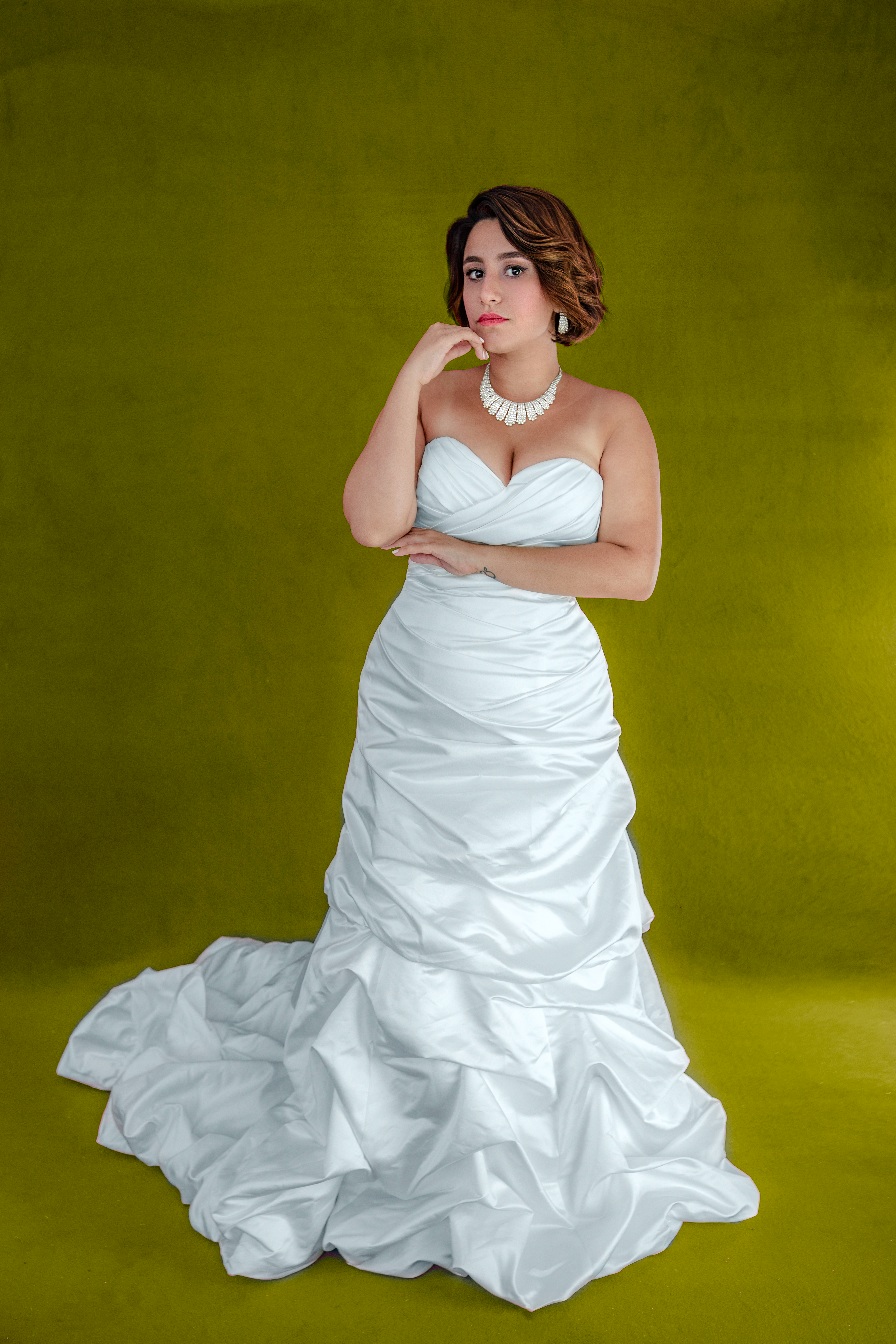 Vestido de novia blanco de satin con cola corta -