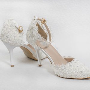 Zapatos de novia de encaje blanco y perlas